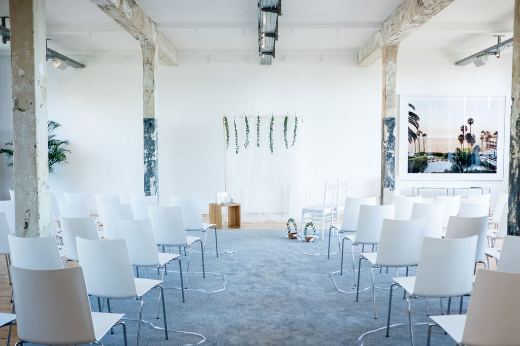 Traubogen und weiße Stühle in einem hellen Loft