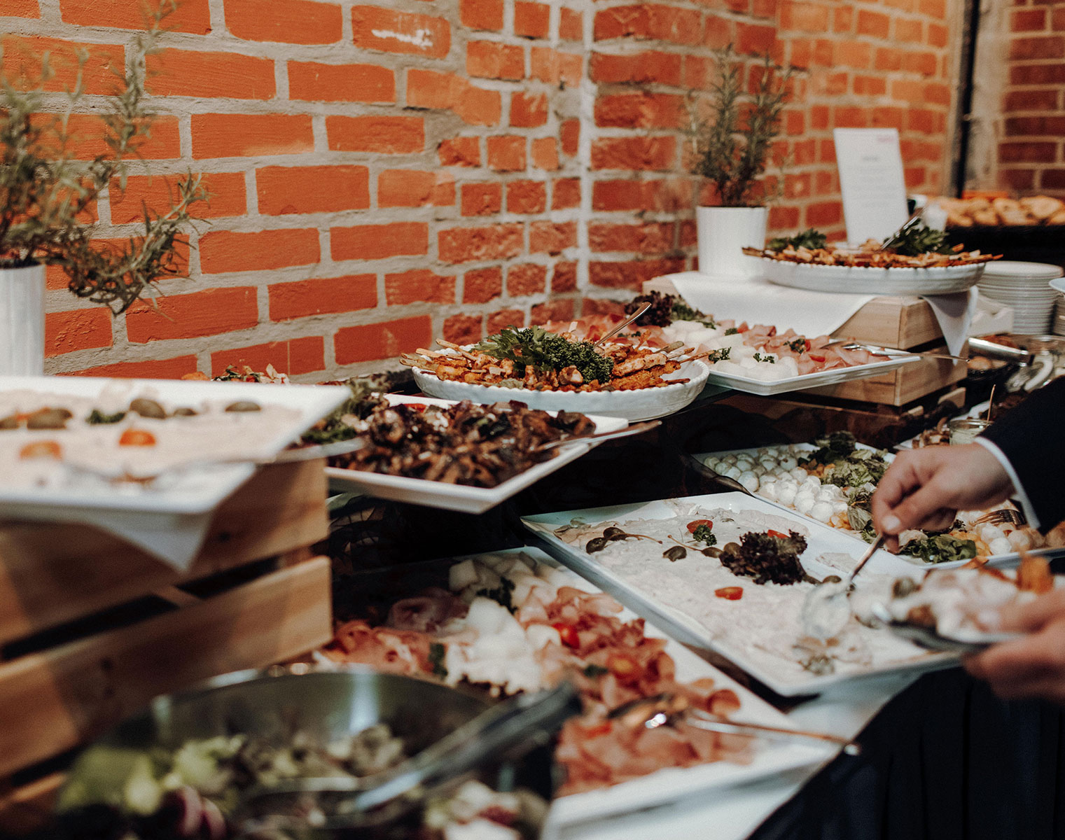 Ein Buffet vor einer Backsteinwand