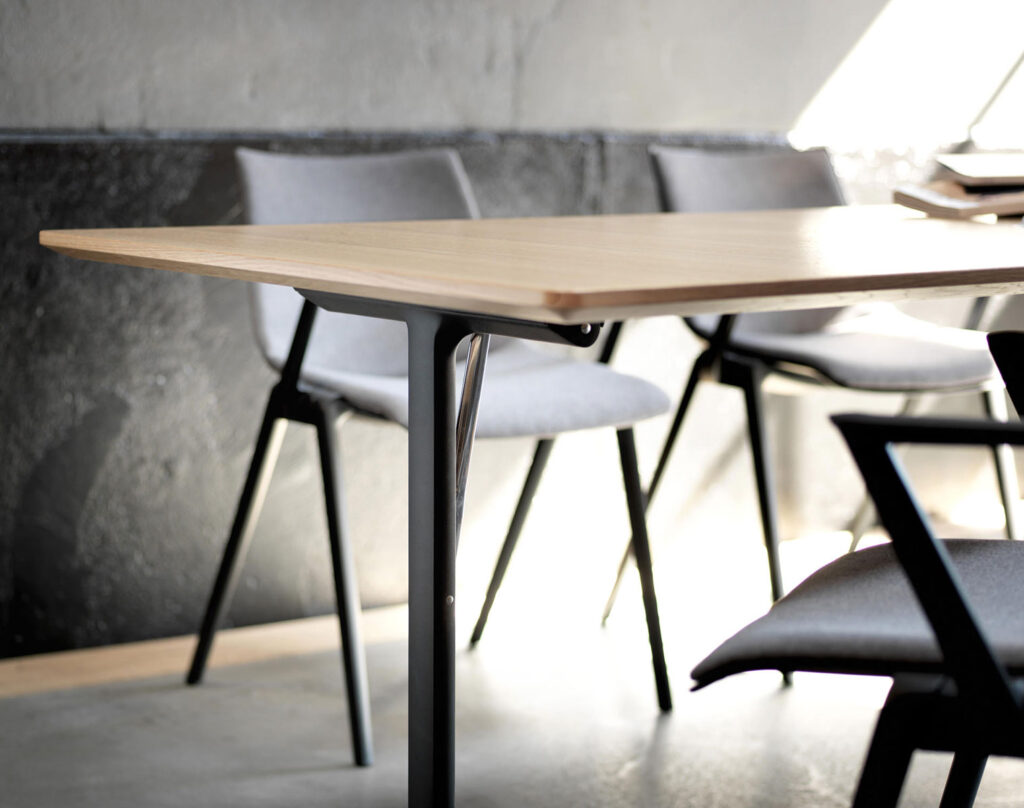 Ein Tisch und graue Stühle